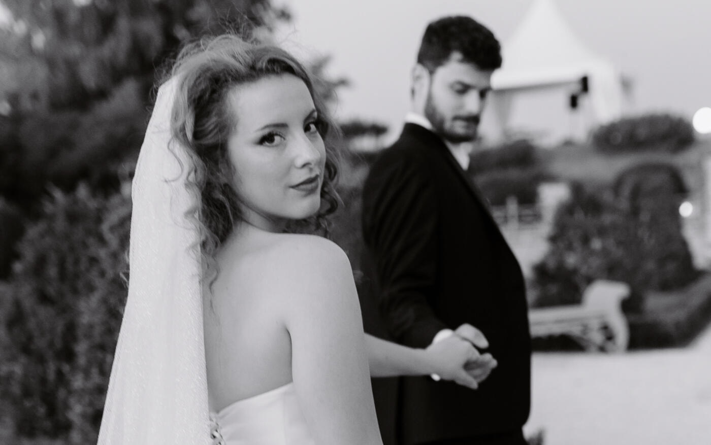 Romantični crno-beli portret mladenaca na vinariji Petra u Subotici Moderni portret mladenaca tokom elegantnog venčanja u Subotici