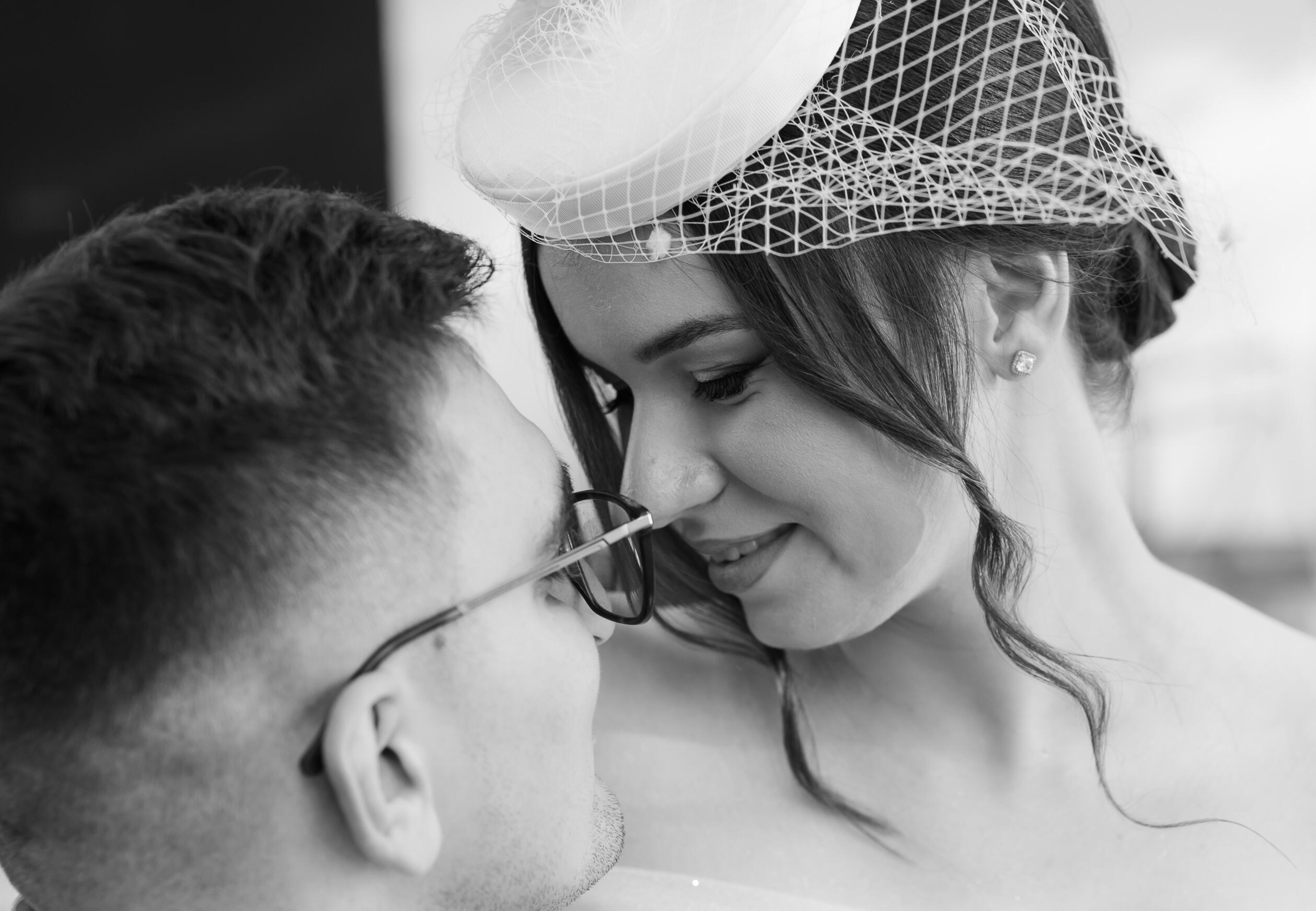 Nežan trenutak mladenaca na dan venčanja Vinarija Zvonko Bogdan Romantični crno-beli portret mladenaca koji se nežno gledaju tokom fotografisanja venčanja